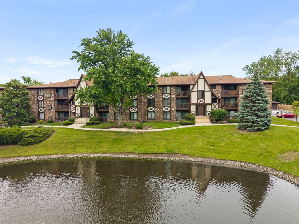 525 Cumnor Road 306, Westmont, IL 60559