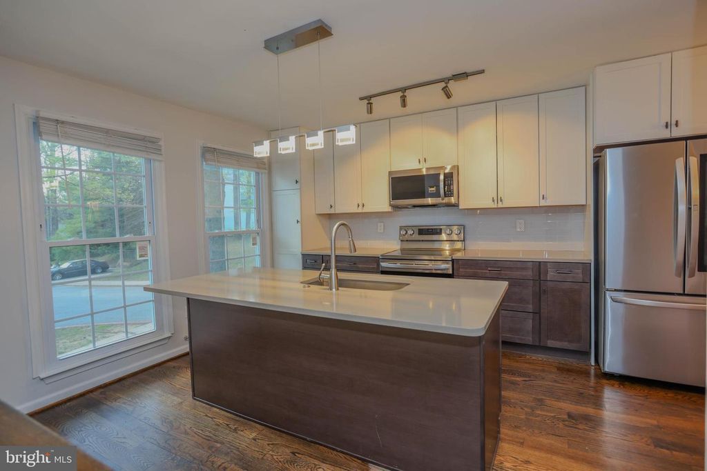 Image 4 of property listing at 11701 STONEGATE LN, Columbia, MD 21044