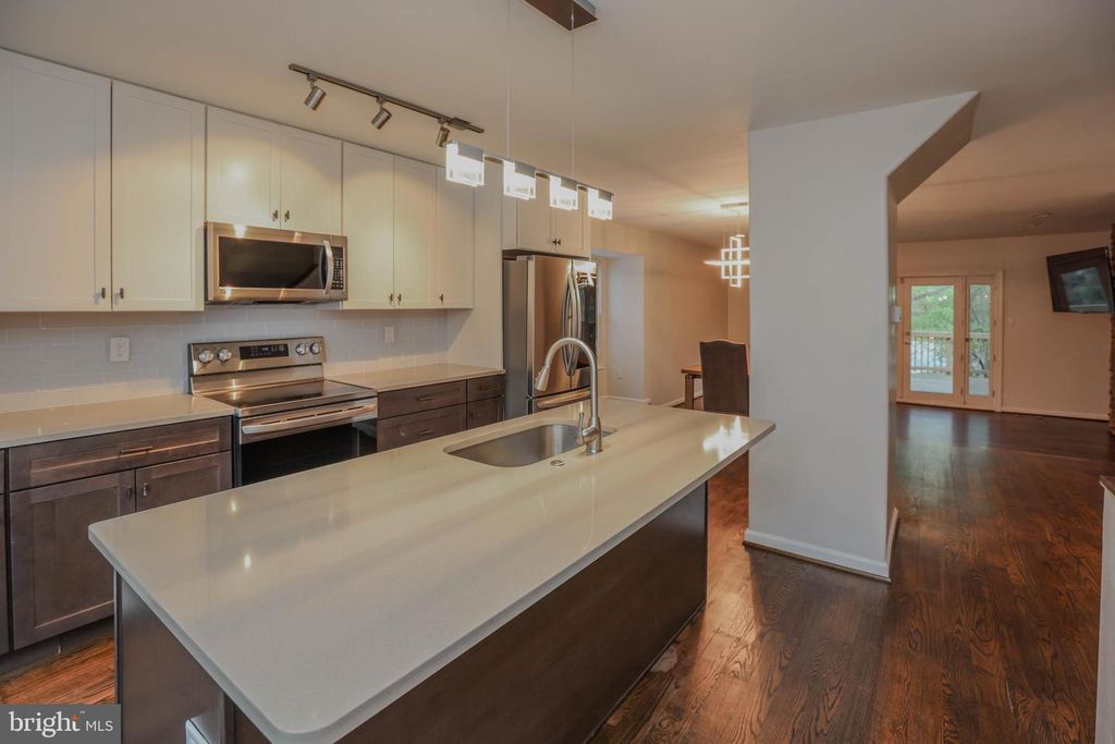 Image 5 of property listing at 11701 STONEGATE LN, Columbia, MD 21044