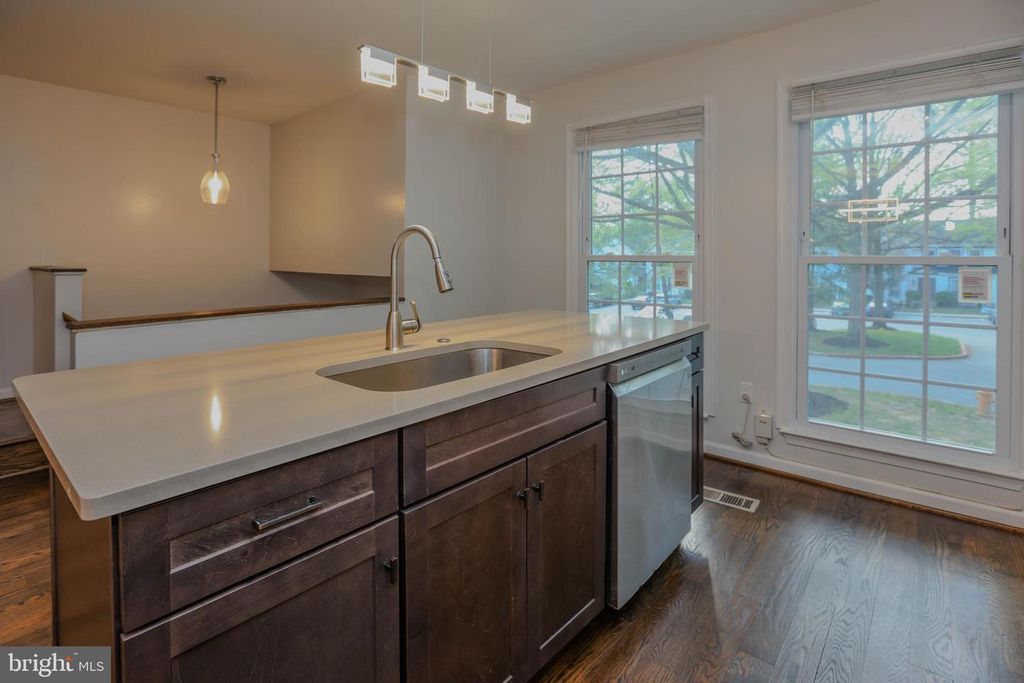 Image 7 of property listing at 11701 STONEGATE LN, Columbia, MD 21044