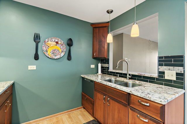 1871 Fox Run Drive A, Elk Grove Village, IL 60007