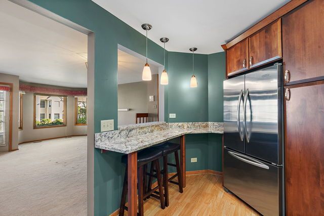 1871 Fox Run Drive A, Elk Grove Village, IL 60007