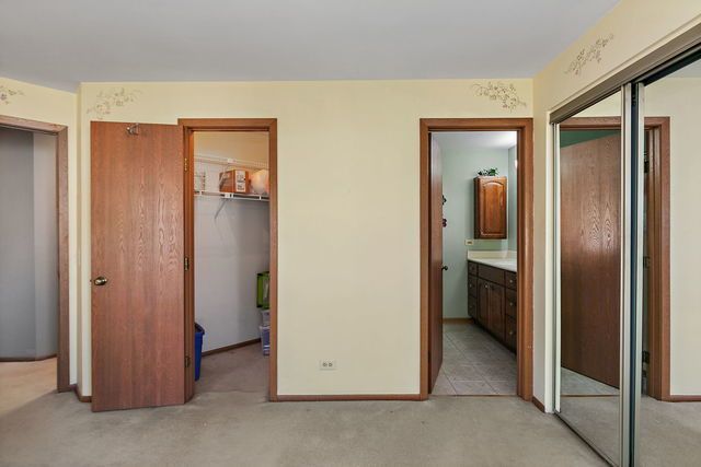 1871 Fox Run Drive A, Elk Grove Village, IL 60007