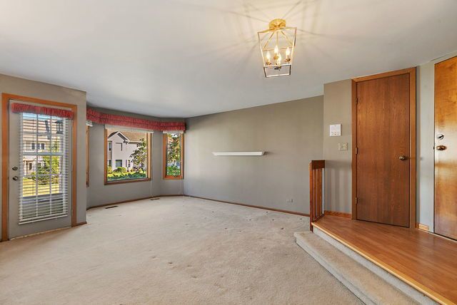 1871 Fox Run Drive A, Elk Grove Village, IL 60007