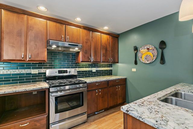 1871 Fox Run Drive A, Elk Grove Village, IL 60007