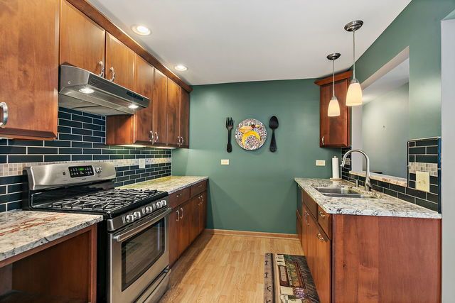 1871 Fox Run Drive A, Elk Grove Village, IL 60007