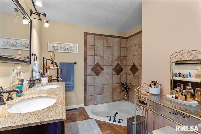 23751 HOMESTEAD Lane, Athens, IL 62613