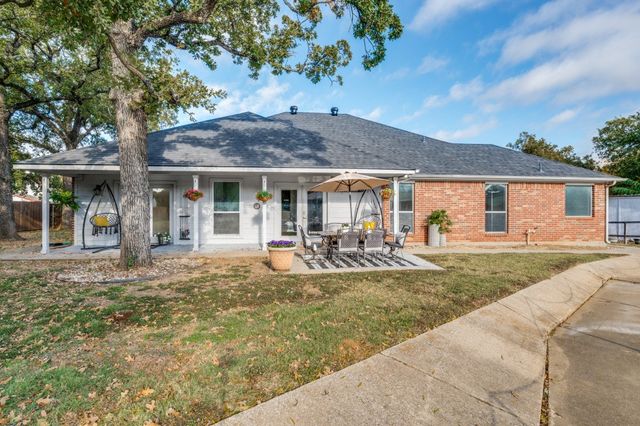 204 Pembrook Street, Lake Dallas, TX 75065