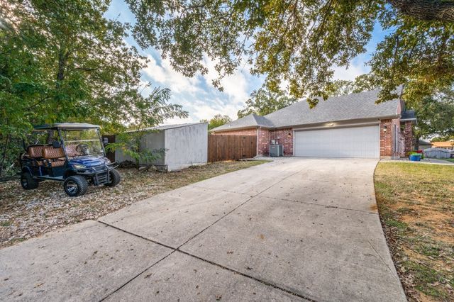 204 Pembrook Street, Lake Dallas, TX 75065
