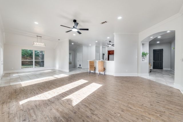 204 Pembrook Street, Lake Dallas, TX 75065