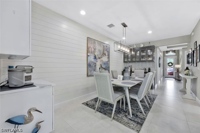 715 102nd AVE N, Naples, FL 34108