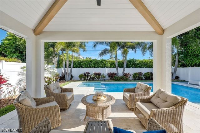 715 102nd AVE N, Naples, FL 34108