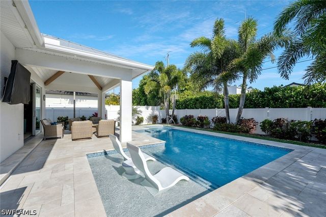 715 102nd AVE N, Naples, FL 34108