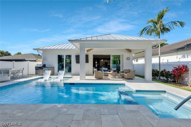 715 102nd AVE N, Naples, FL 34108