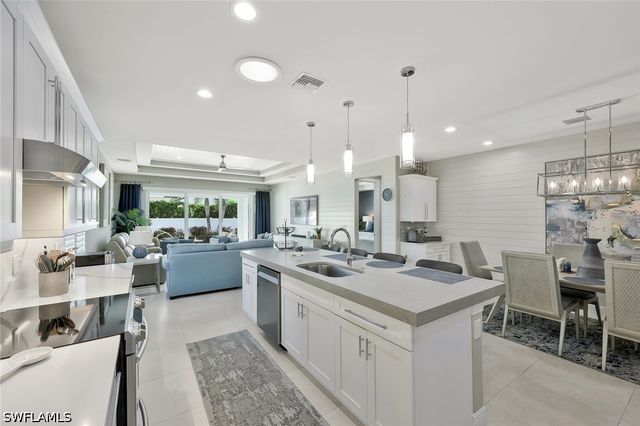 715 102nd AVE N, Naples, FL 34108