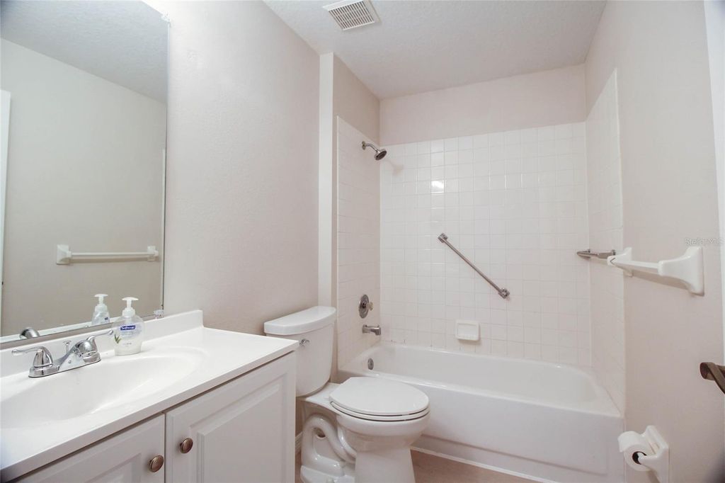 Image 15 of property listing at 3772 VENTURA COVE DRIVE, Orlando, FL 32822