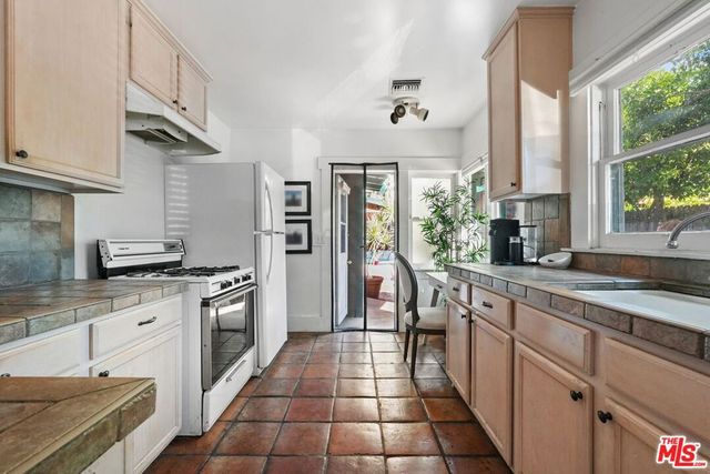 6083 Selma Avenue, Los Angeles, CA 90028