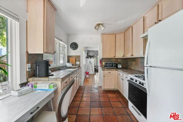 6083 Selma Avenue, Los Angeles, CA 90028