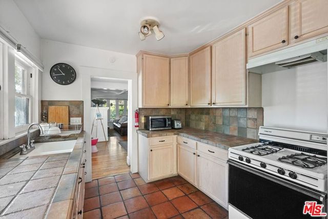 6083 Selma Avenue, Los Angeles, CA 90028