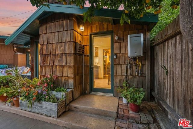 6083 Selma Avenue, Los Angeles, CA 90028