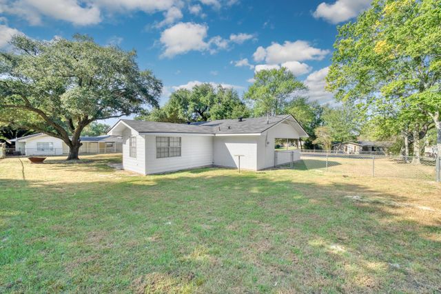 1109 S State Street, Madisonville, TX 77864