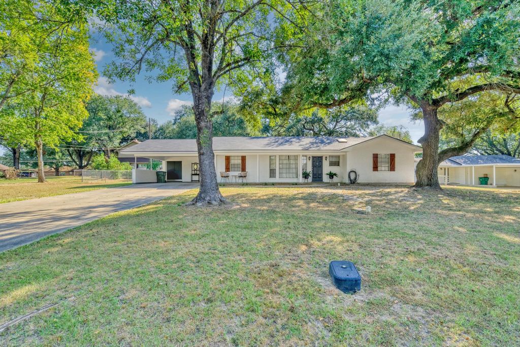 1109 S State Street, Madisonville, TX 77864
