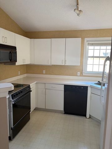 105 Bradford Commons Ln 105, Braintree, MA 02184