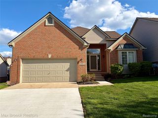 6166 Lochmore Drive, Commerce Charter Township, MI 48382