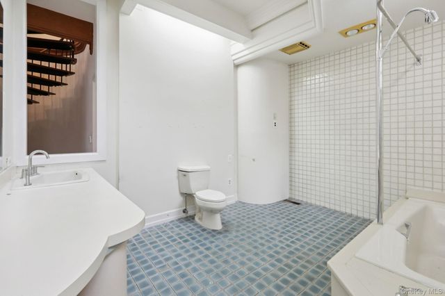 32 E Lake Stable Road, Tuxedo Park, NY 10987