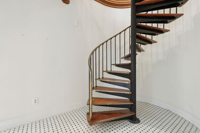 32 E Lake Stable Road, Tuxedo Park, NY 10987