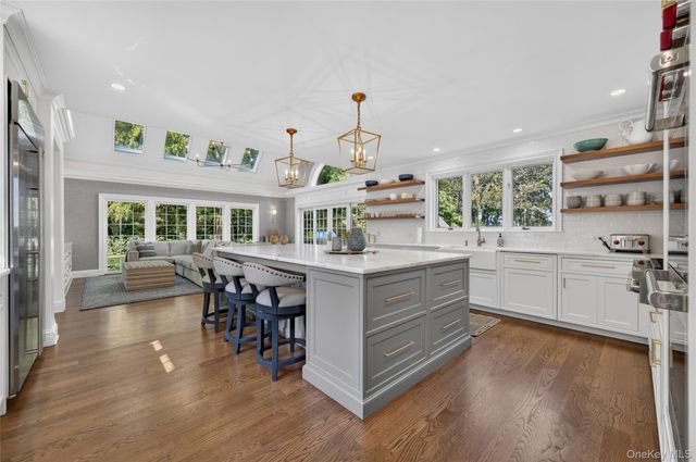 2 Lands End Road, Locust Valley, NY 11560