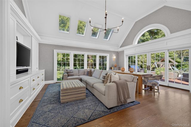 2 Lands End Road, Locust Valley, NY 11560