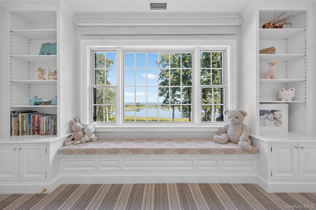 2 Lands End Road, Locust Valley, NY 11560