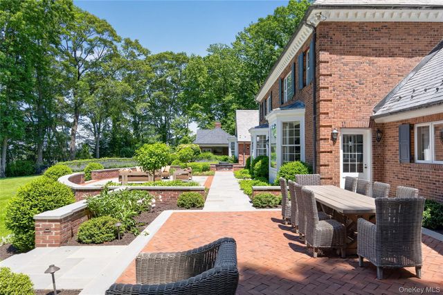 2 Lands End Road, Locust Valley, NY 11560