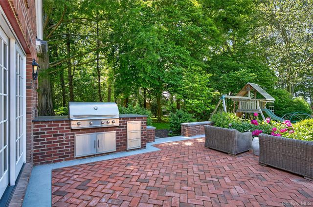 2 Lands End Road, Locust Valley, NY 11560