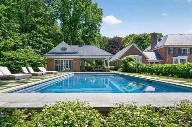 2 Lands End Road, Locust Valley, NY 11560