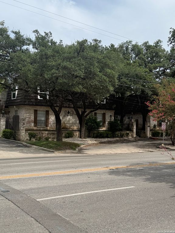 8030 Broadway, San Antonio, TX 78209