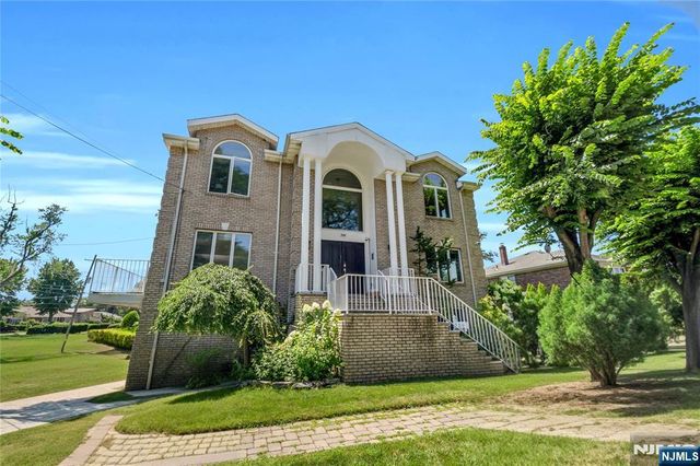 290 Mohegan Way, Fort Lee, NJ 07024