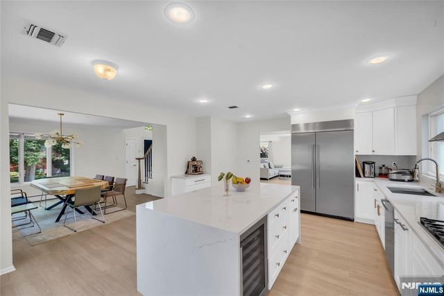 290 Mohegan Way, Fort Lee, NJ 07024
