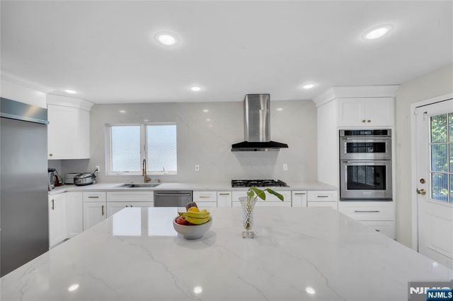 290 Mohegan Way, Fort Lee, NJ 07024