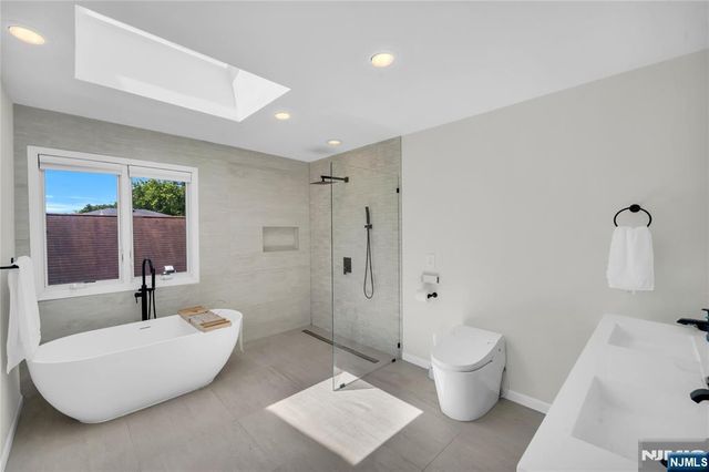 290 Mohegan Way, Fort Lee, NJ 07024