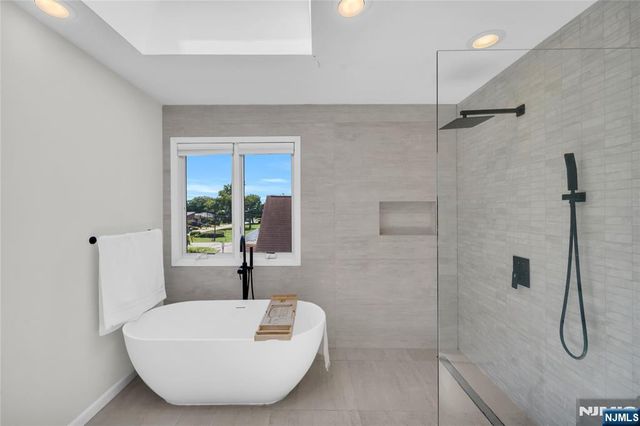 290 Mohegan Way, Fort Lee, NJ 07024