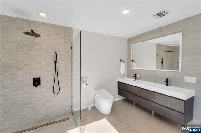 290 Mohegan Way, Fort Lee, NJ 07024