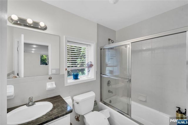 290 Mohegan Way, Fort Lee, NJ 07024