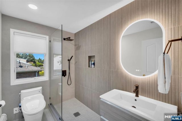 290 Mohegan Way, Fort Lee, NJ 07024