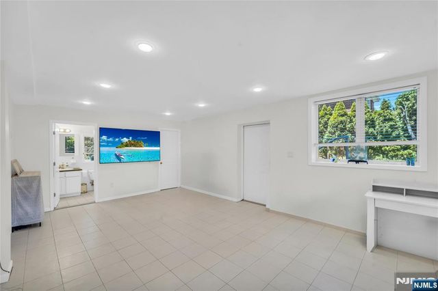 290 Mohegan Way, Fort Lee, NJ 07024