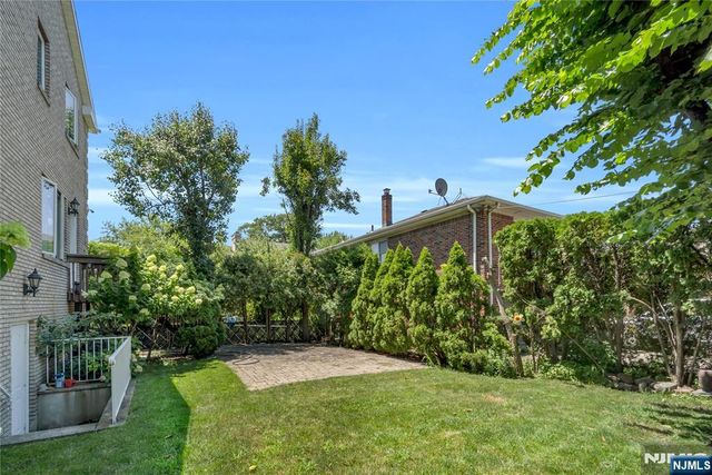 290 Mohegan Way, Fort Lee, NJ 07024