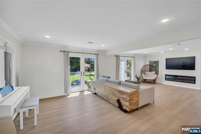 290 Mohegan Way, Fort Lee, NJ 07024