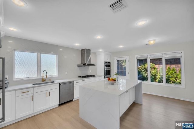 290 Mohegan Way, Fort Lee, NJ 07024