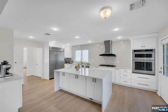 290 Mohegan Way, Fort Lee, NJ 07024